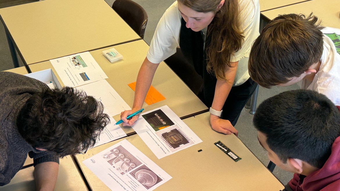 Students at workshop “No software without hardware (Foto: Christina Schindler) Workshop “No software without hardware