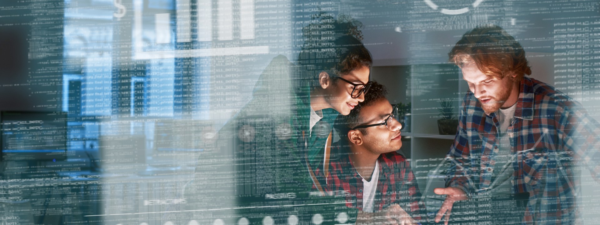 Master Data Analytics - Drei junge Menschen werten computergestützt Daten aus