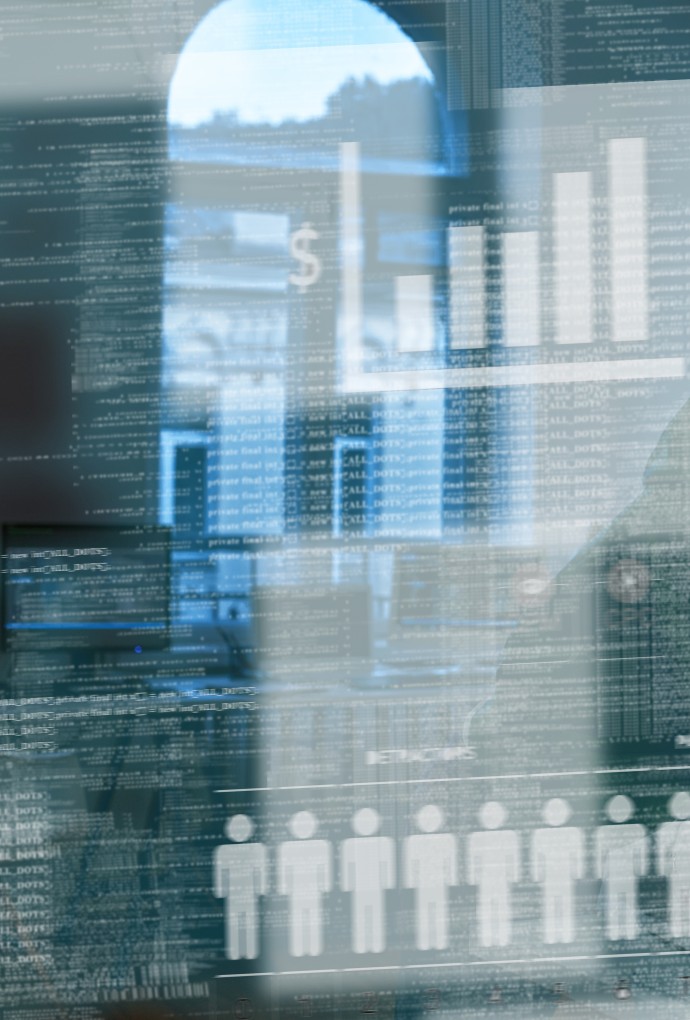 Master Data Analytics - Drei junge Menschen werten computergestützt Daten aus