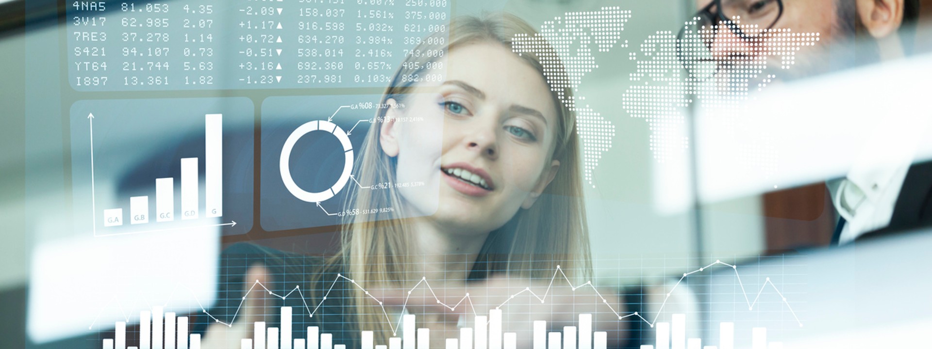 Bachelor Data Science - Frau zeigt auf dem Screen auf eine Statistikkurve