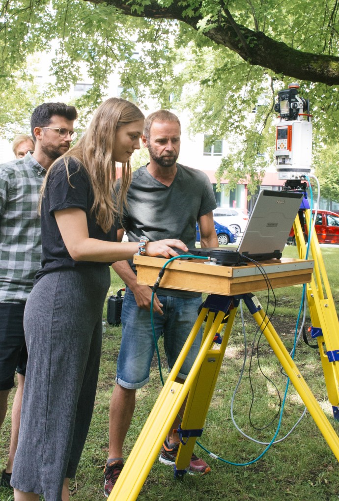 Studierende mit Laserscanner