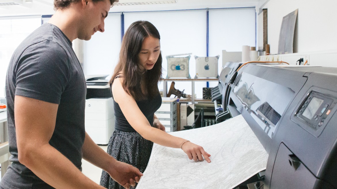 Studierende am Plotter