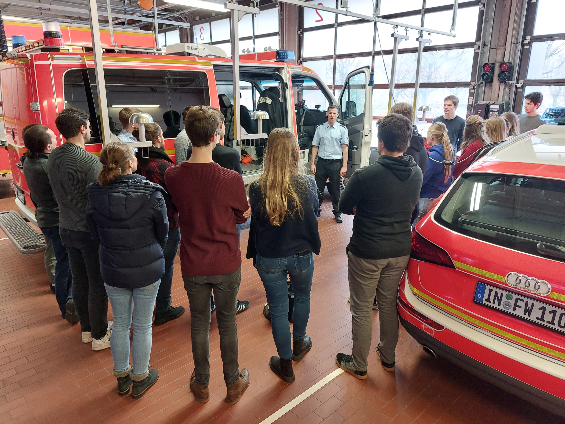 Gruppenfoto mit Feuerwehrfahrzeugen