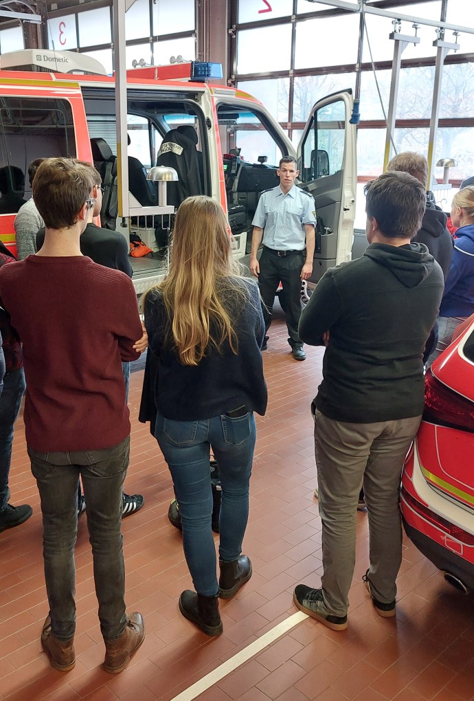 Gruppenfoto mit Feuerwehrfahrzeugen