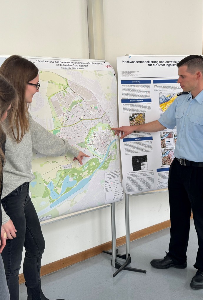 Posterpräsentation (Foto: Stadt Ingolstadt/Schimmer) Personen vor Postern