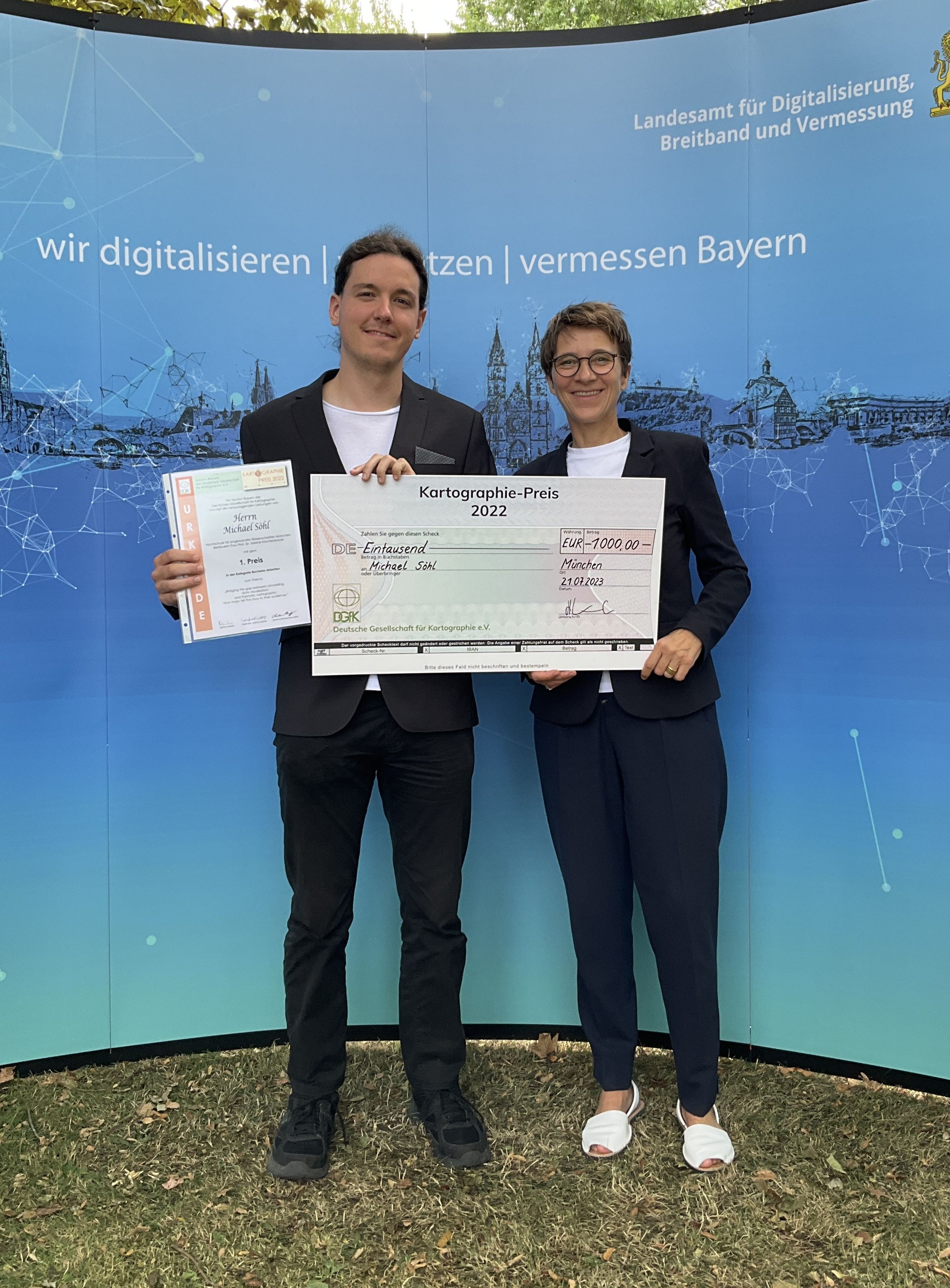 Foto mit Urkunde und Scheck