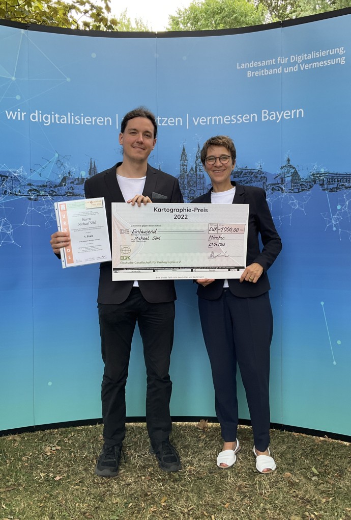 Foto mit Urkunde und Scheck