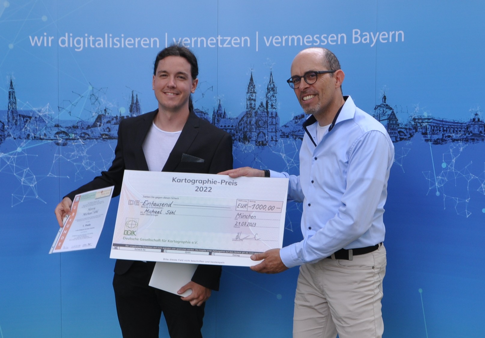 Foto mit Urkunde und Scheck