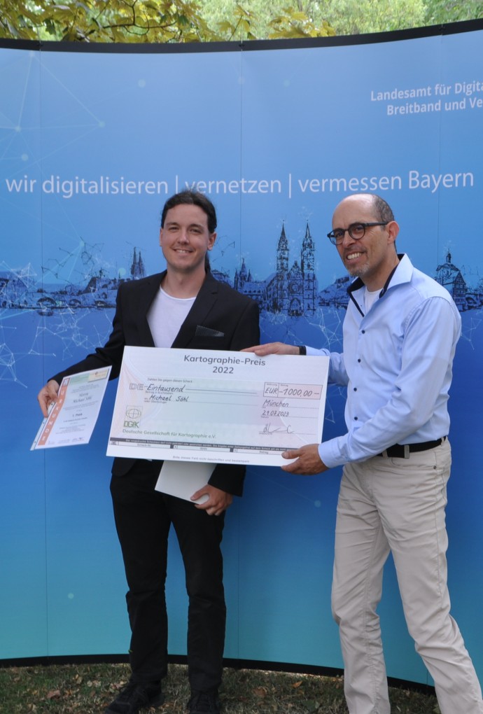 Foto mit Urkunde und Scheck