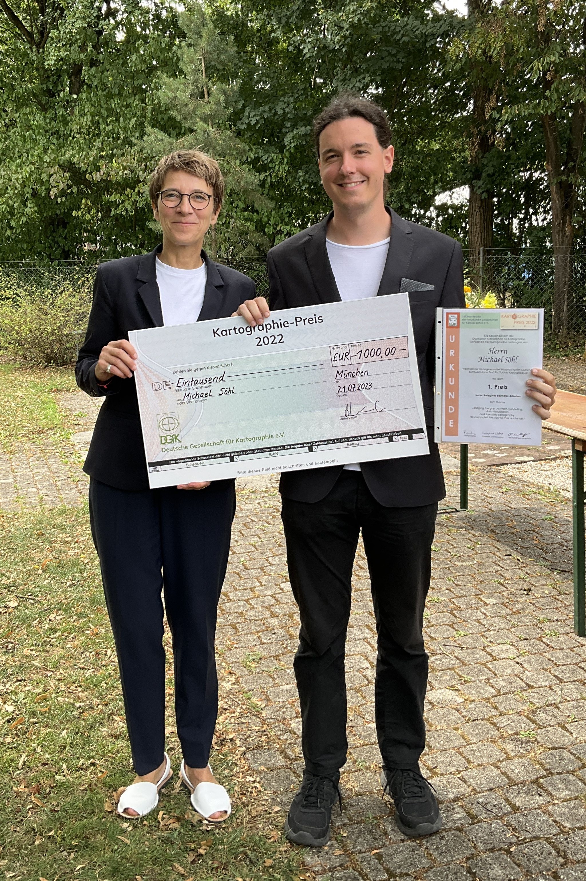 Foto mit Urkunde und Scheck