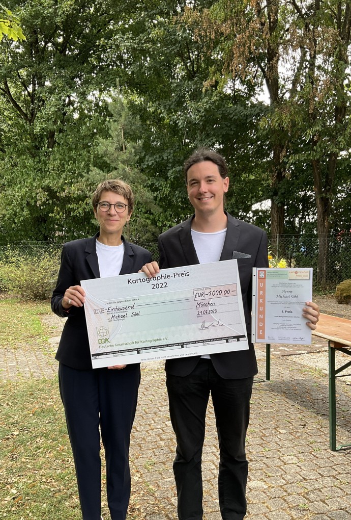 Foto mit Urkunde und Scheck
