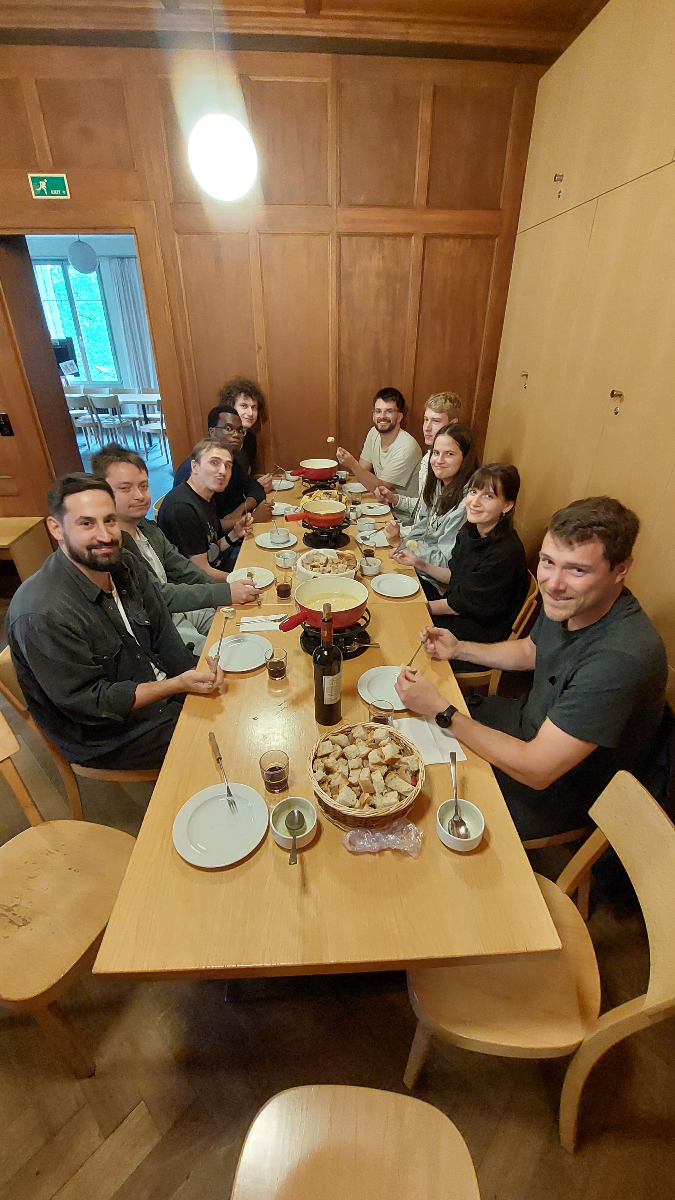 Gruppenbild beim Essen