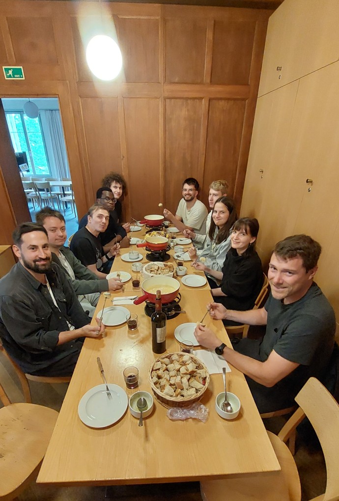 Gruppenbild beim Essen