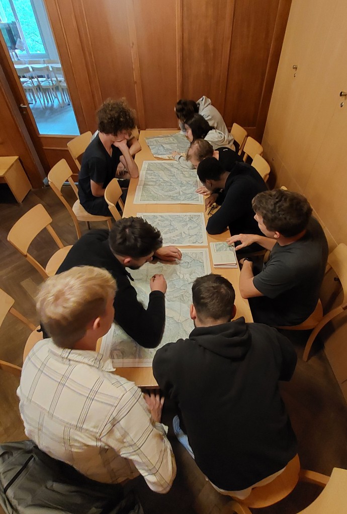 Studiende mit Landkarten