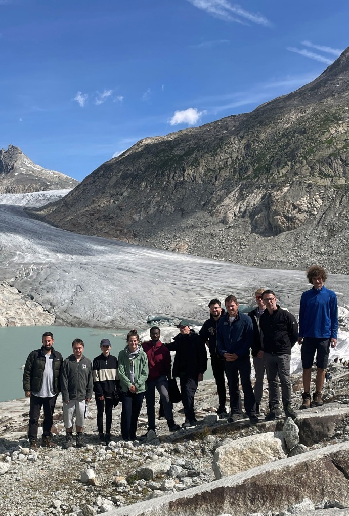 Gruppe vor dem Gletscher