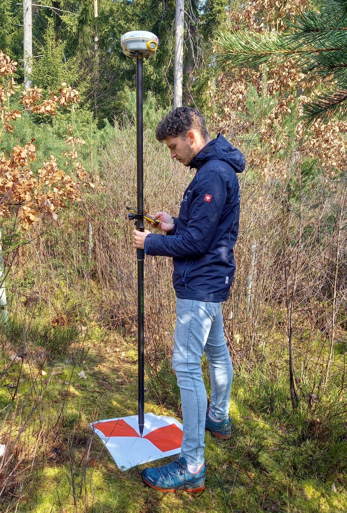 Student mit GNSS-Instrument