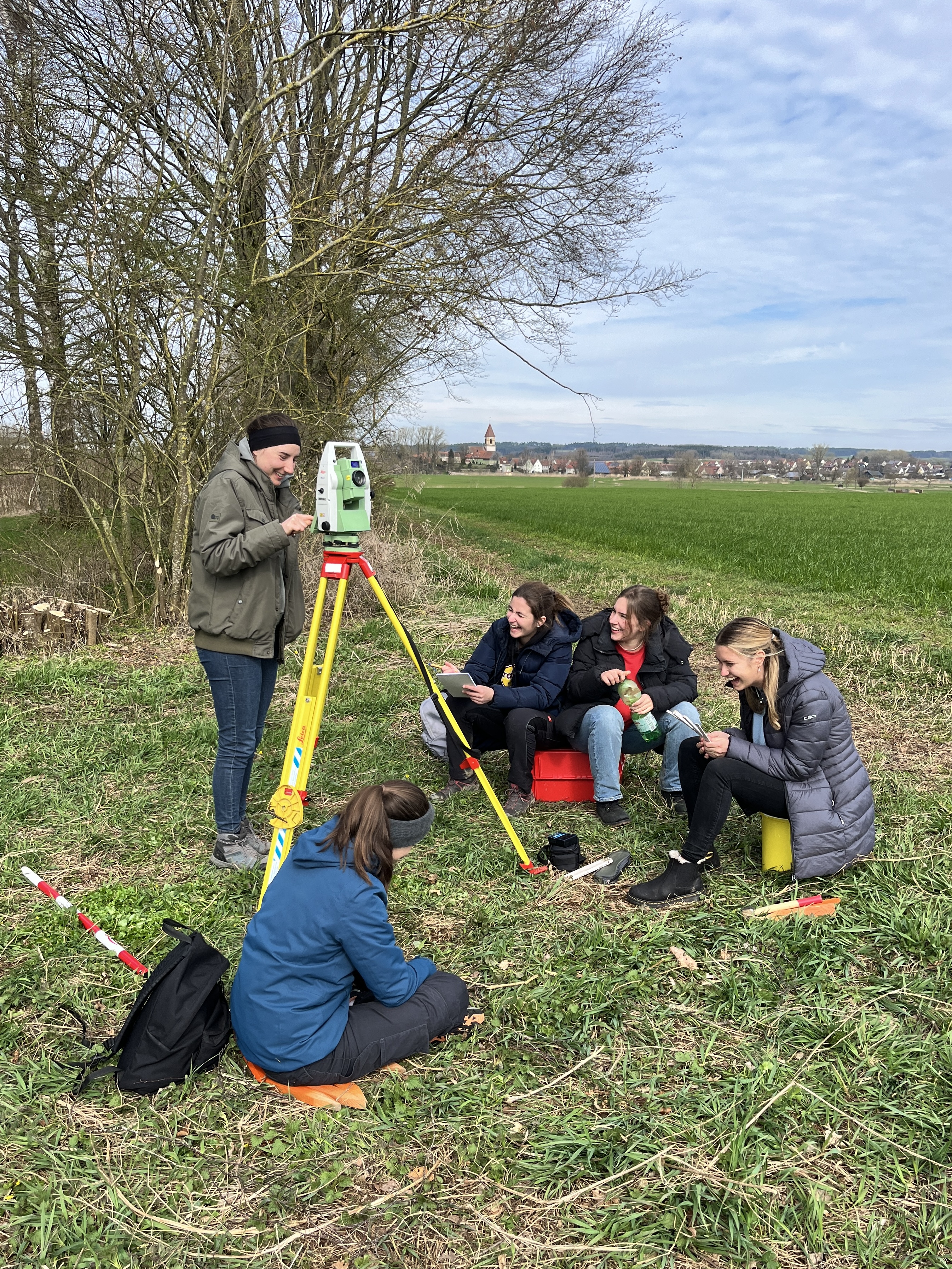 Studierende mit Tachymeter