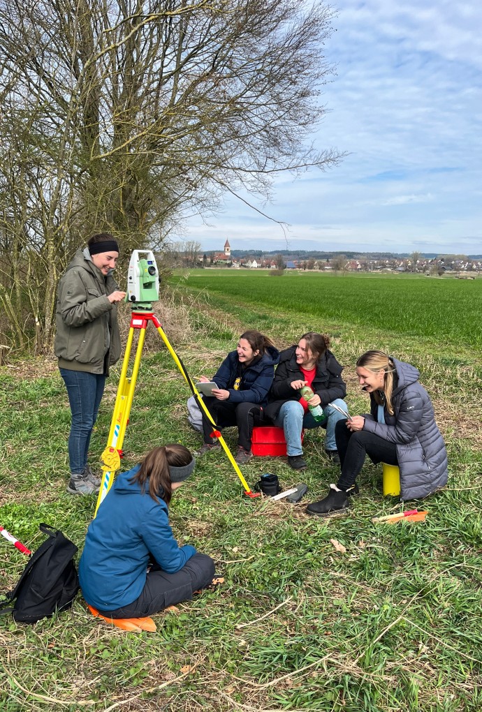 Studierende mit Tachymeter