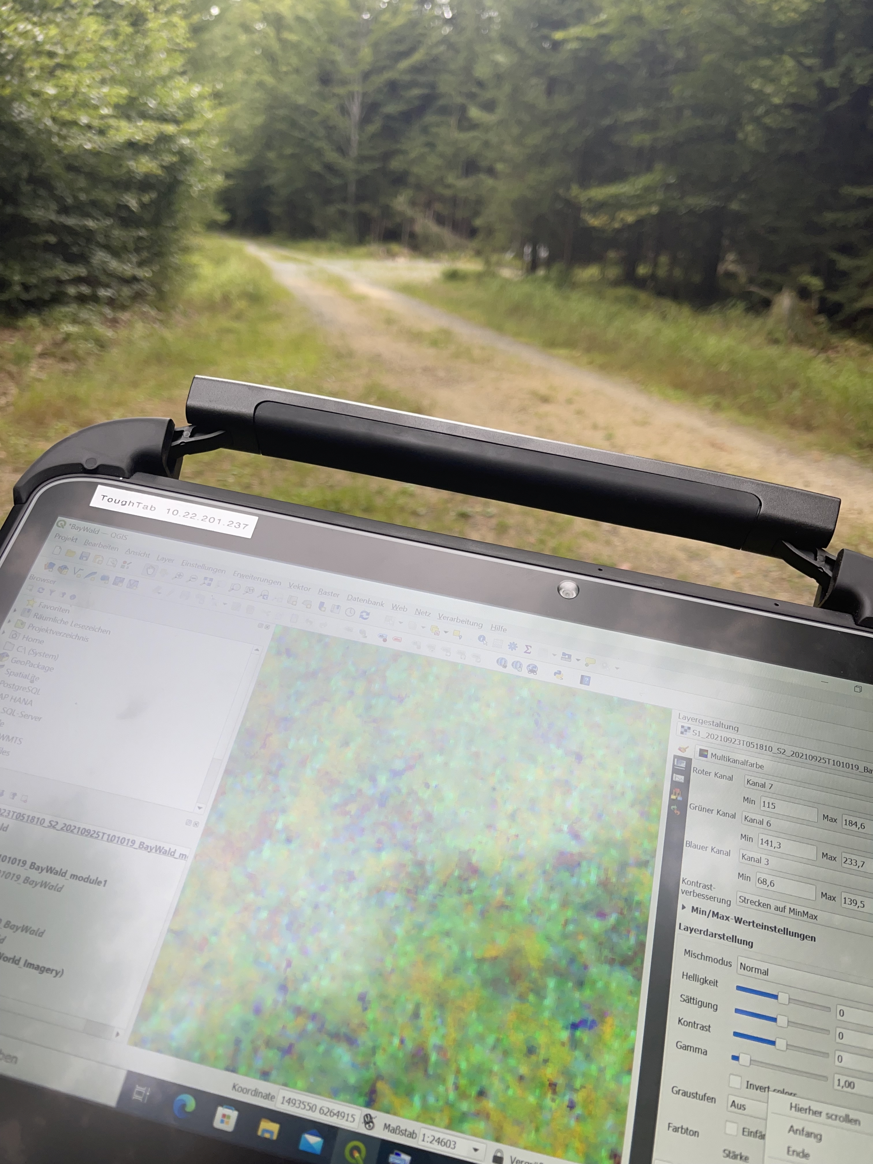 Outdoortablett im Wald