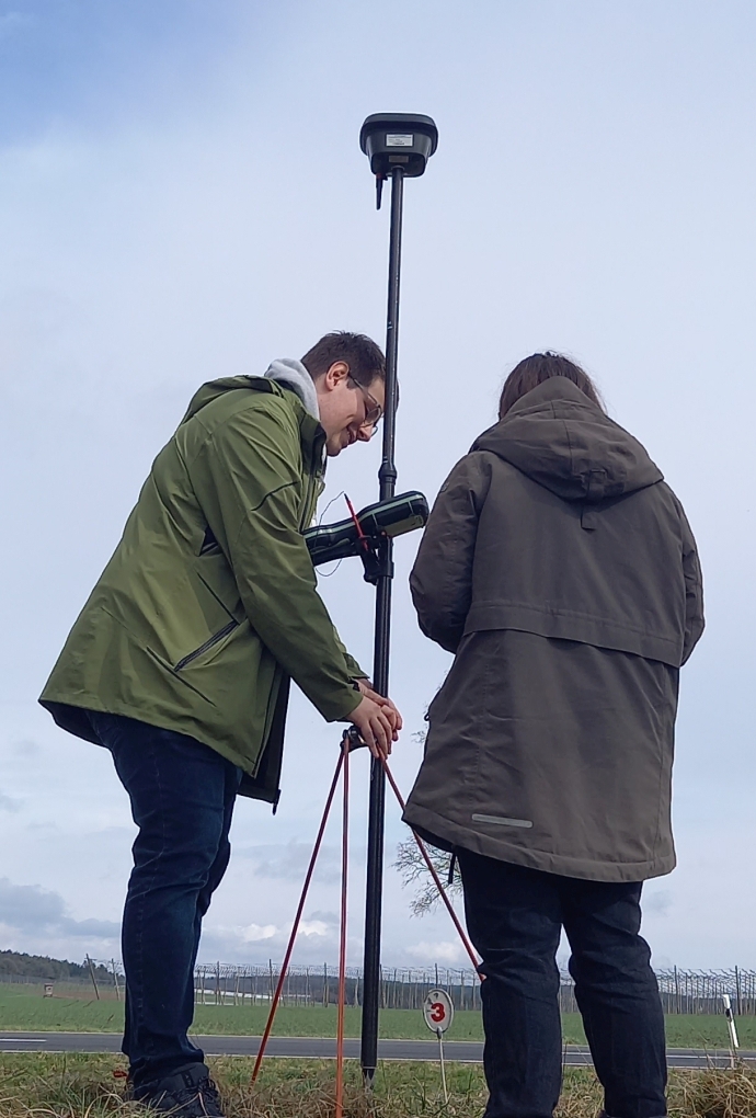 Studierende mit GNSS-Instrument