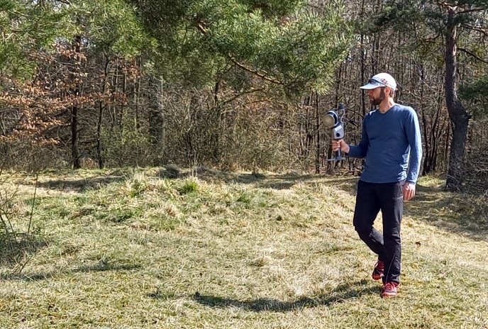 Person mit laserscanner