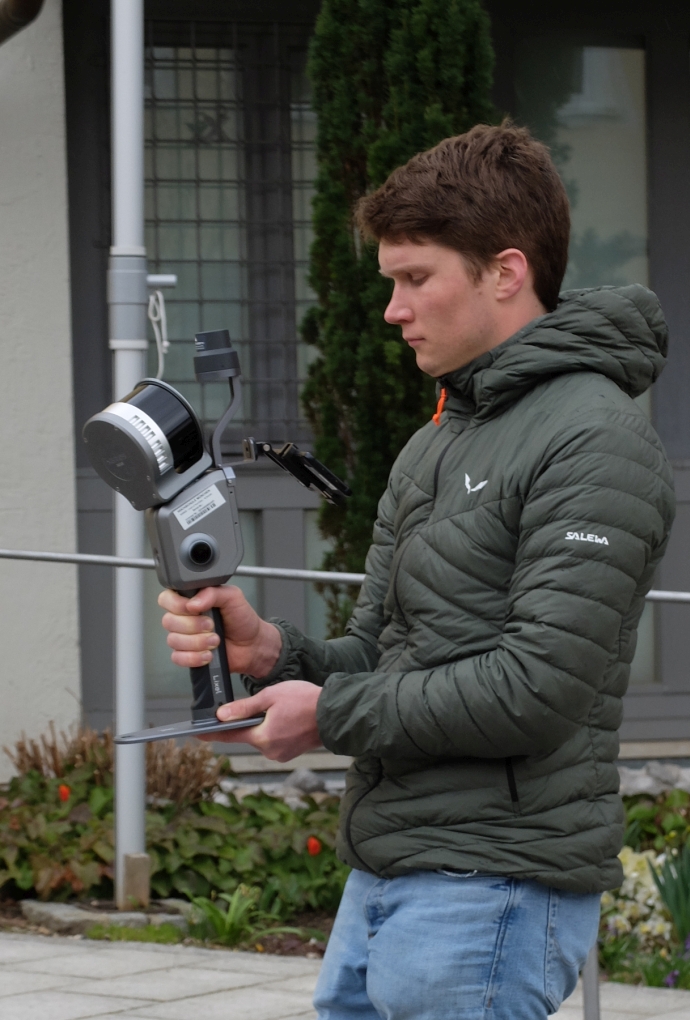 Student mit Scanner