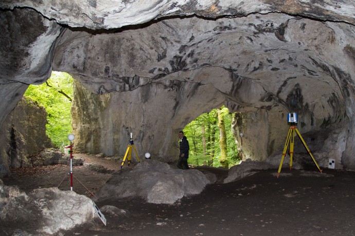 3D-Vermessung der Klausenhöhlen mit dem IMAGER® 5016 von Zoller + Fröhlich (Foto: Hubertus Vier) Höhle mit Scanner