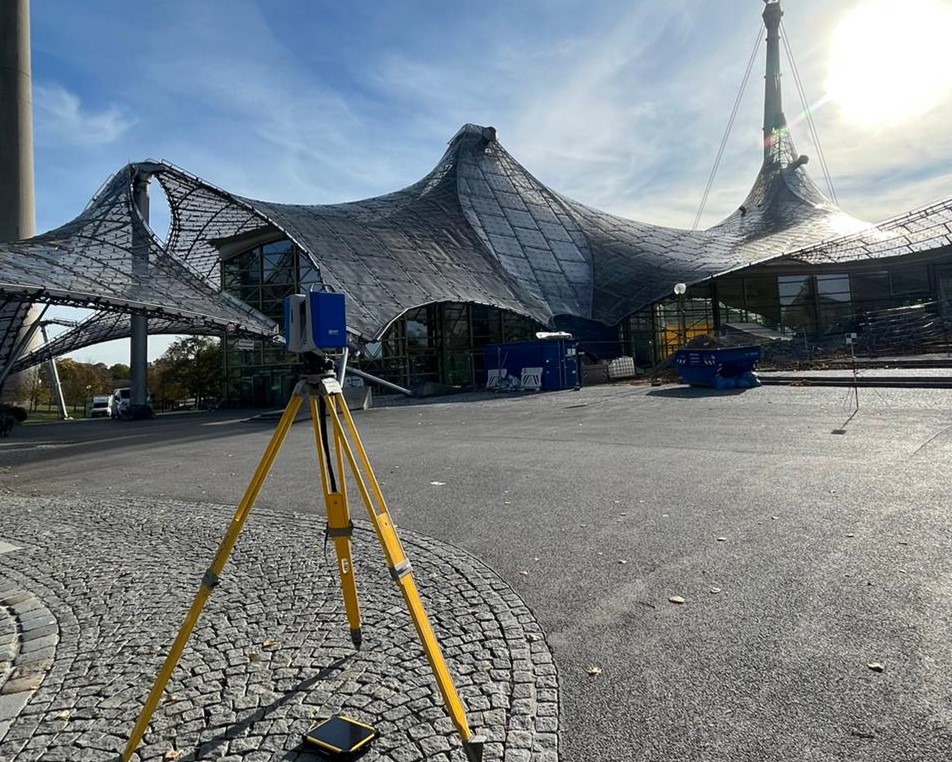 Foto Olympiahalle mit Laserscanner