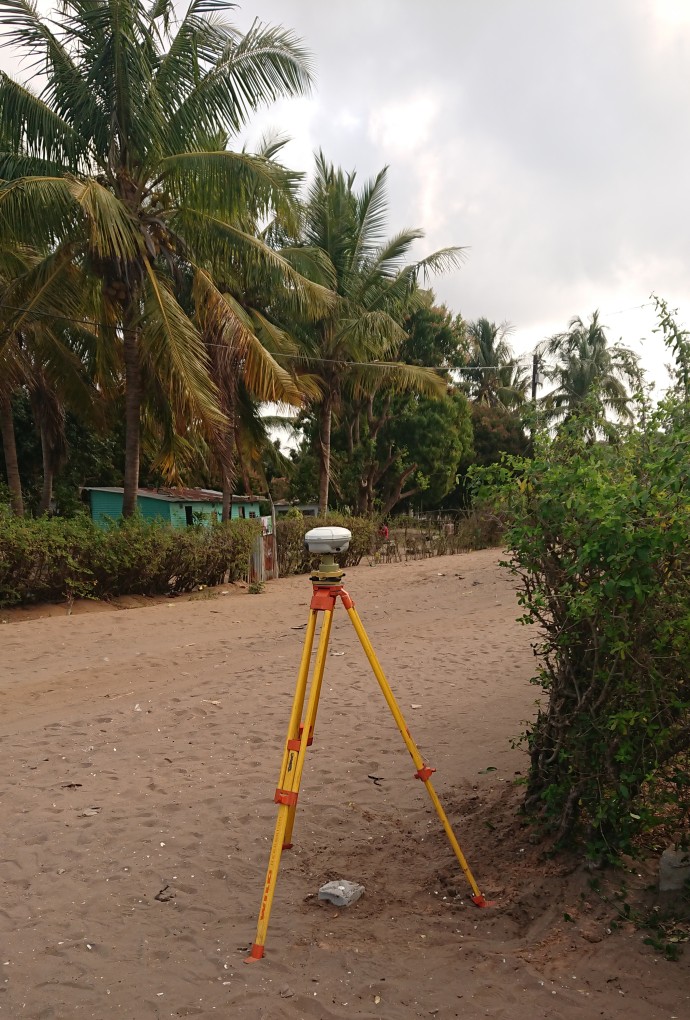 Foto: GNSS-instrument with landscape