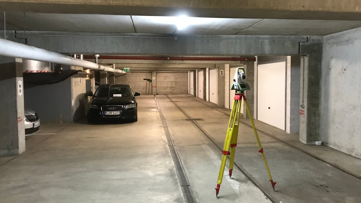 Foto: tiefgarage mit Tachymeter