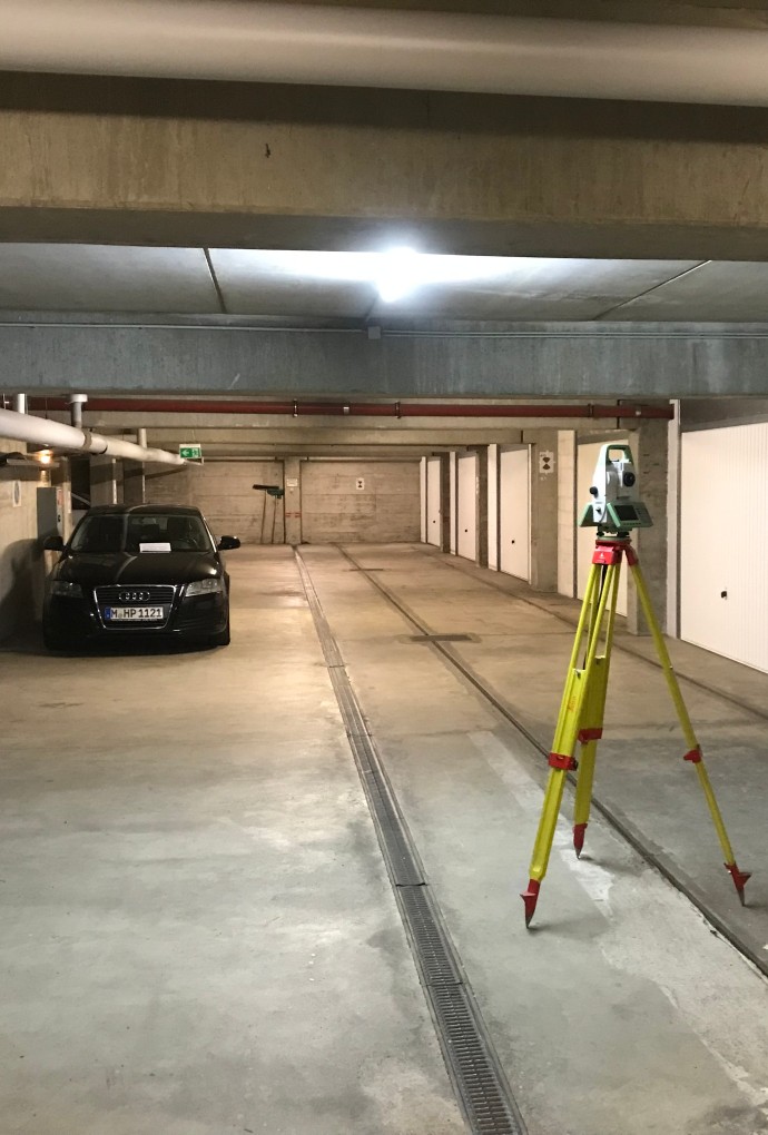 Foto: tiefgarage mit Tachymeter