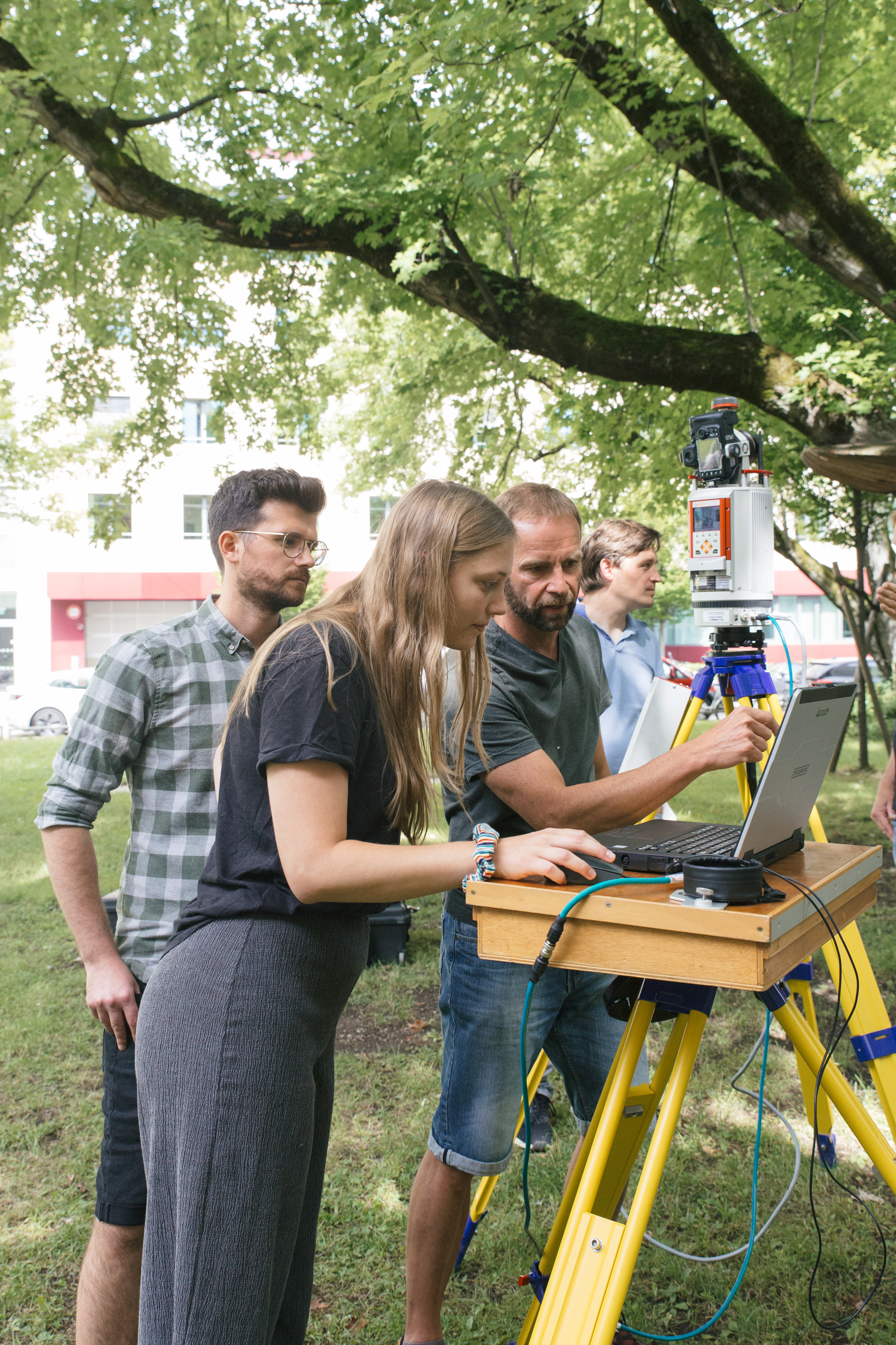 Studierende mit Laserscanner und Notebook