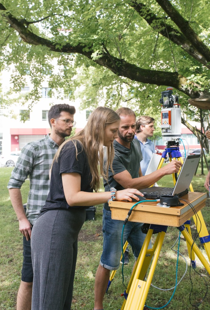 Studierende mit Laserscanner und Notebook