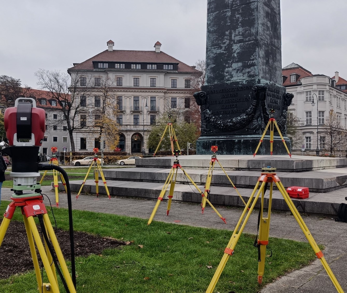 Messinstrumente am Karolinenplatz