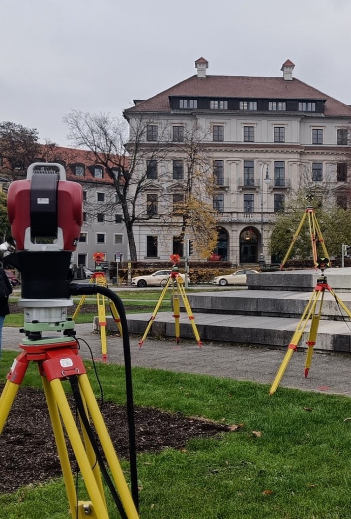 Messinstrumente am Karolinenplatz