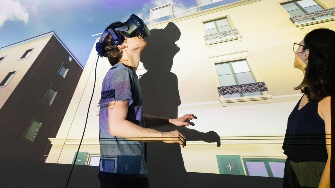 Studierende mit VR-Brille