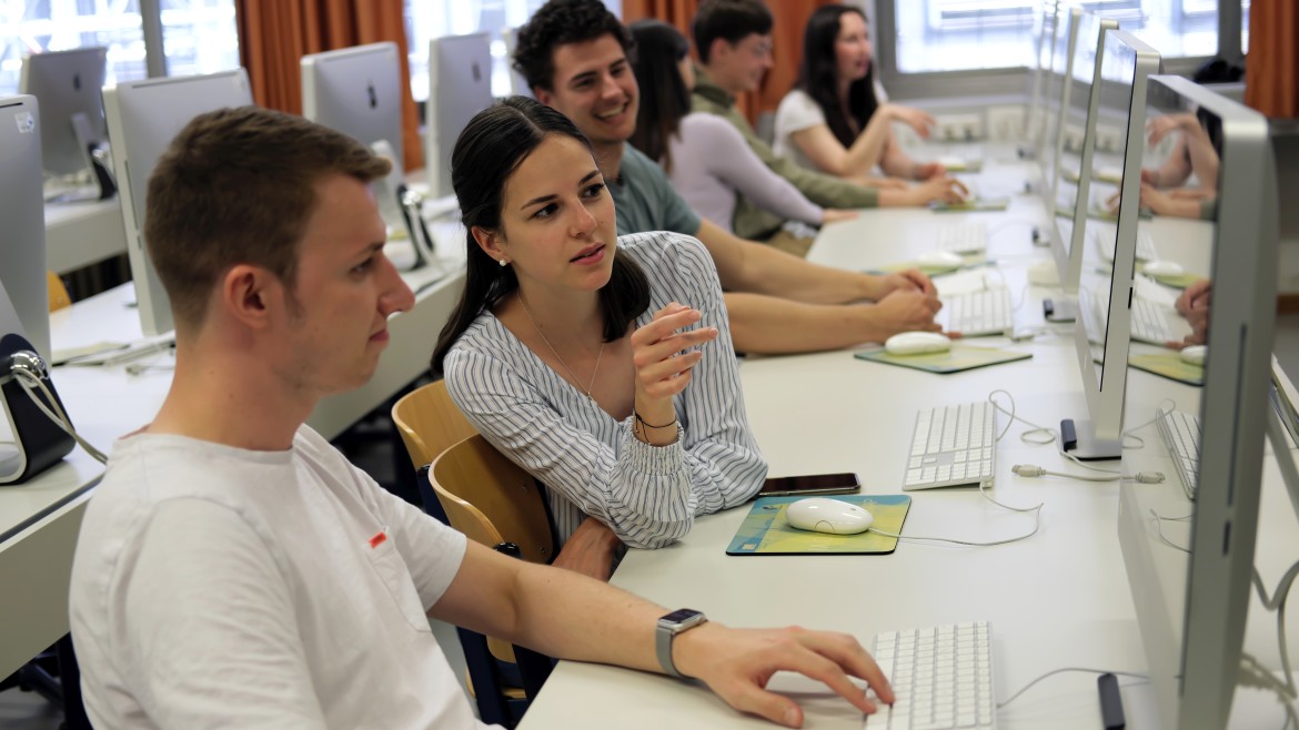 Studierende am Rechner
