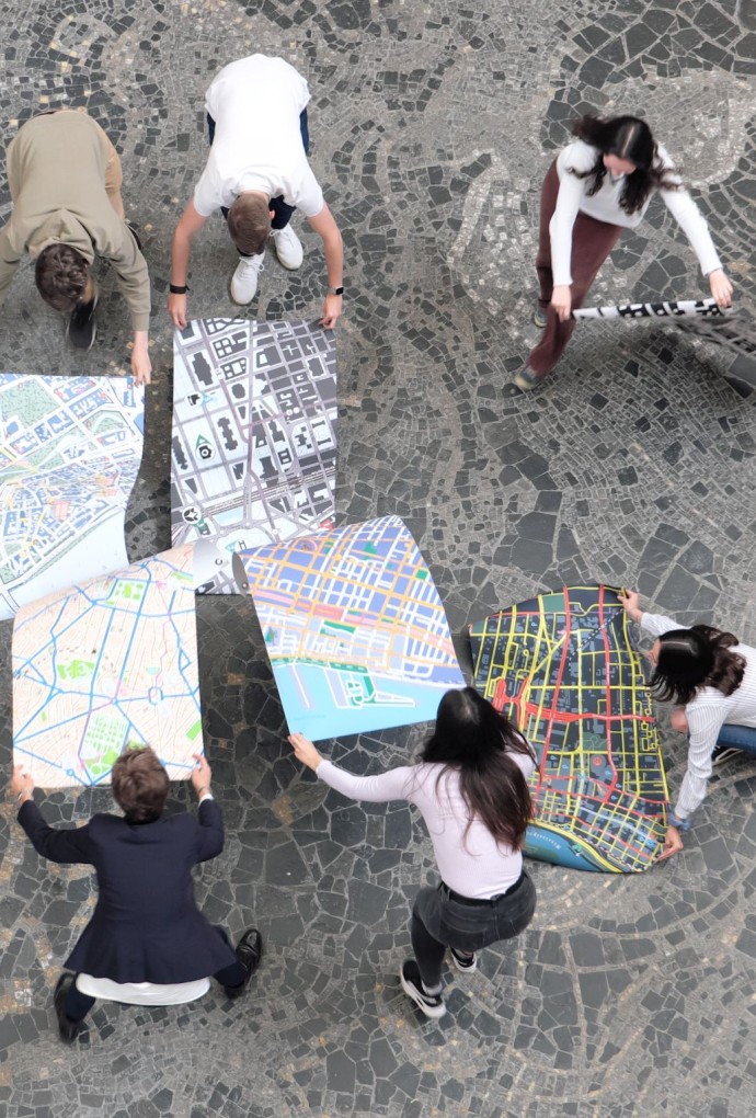 Stadtpläne werden ausgebreitet