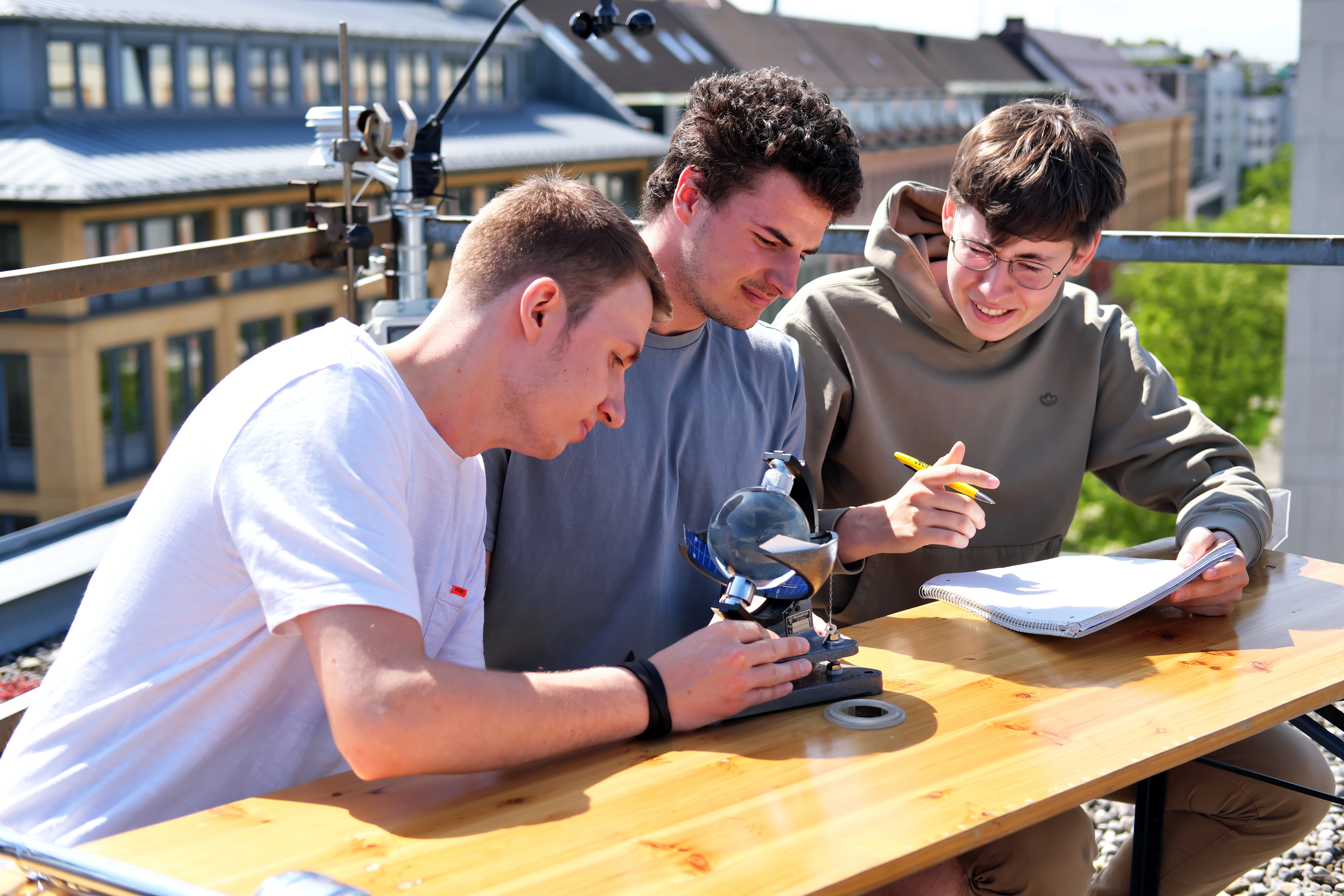 Studierende messen die Solarstrahlung