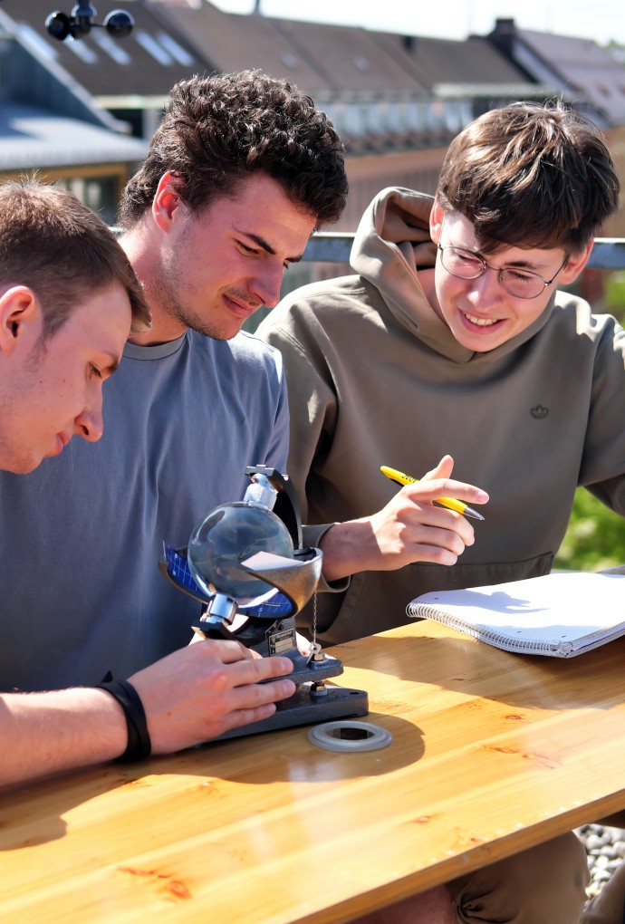 Studierende messen die Solarstrahlung