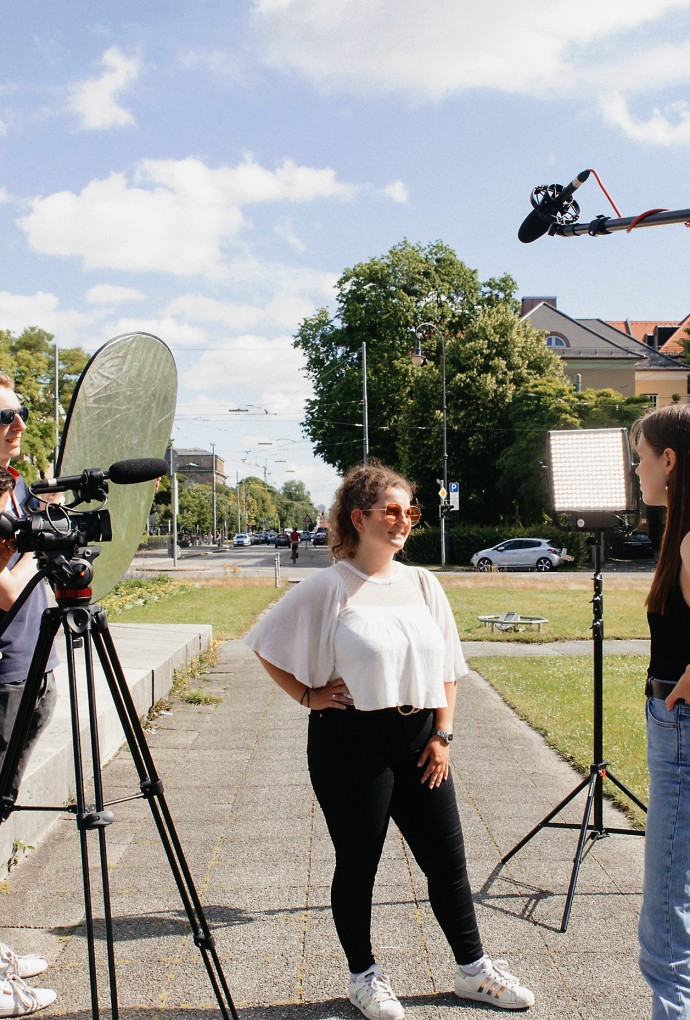 Studierende beim Videodreh