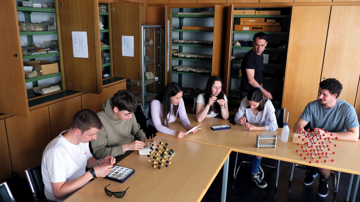 Workshop in der Geologischen Sammlung (Foto: Wilfried Hagg) Studierende mit Gesteinsproben und Modellen