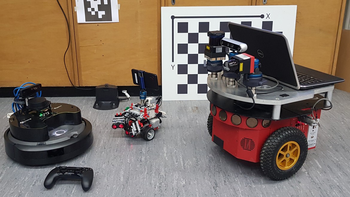 Roboter: TurtleBot4, Lego EV3, Pioneer 3DX (Foto: Jörg Heblinski) Foto der drei Roboter