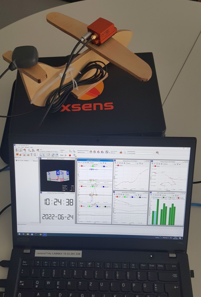 XSense Modellflugzeug, GNSS/IMU Daten (Foto: Jörg Heblinski) Modellflugzeug mit Sensor, Notebook mit Software