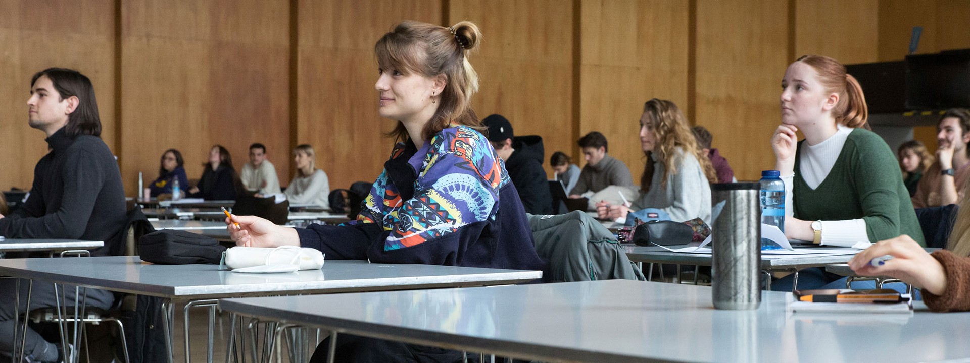 Studierende in der Aula