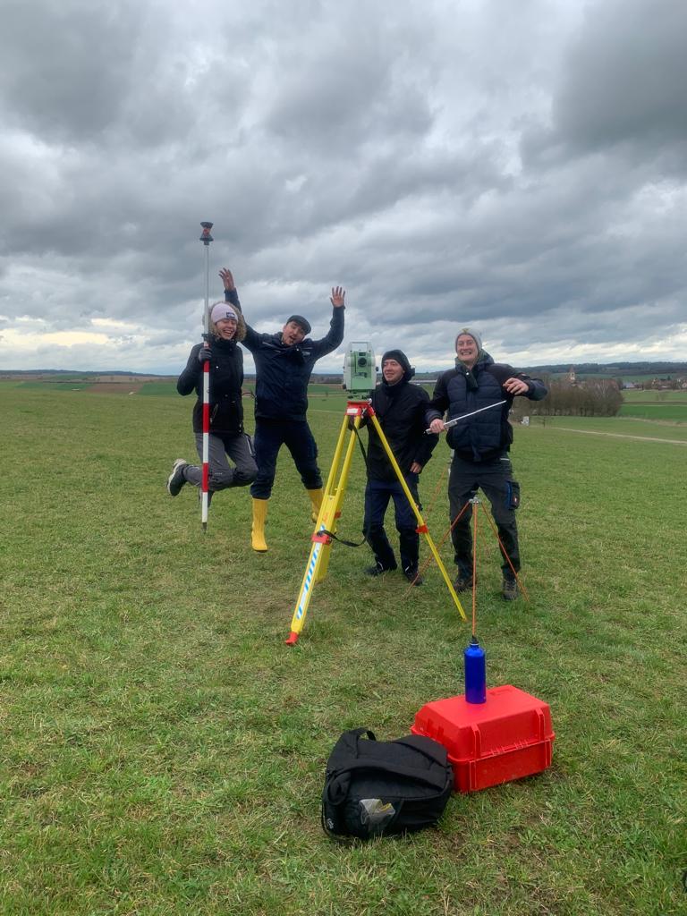 Gruppenfot mit Messinstrument