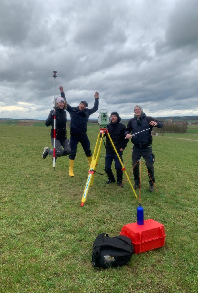 Gruppenfot mit Messinstrument