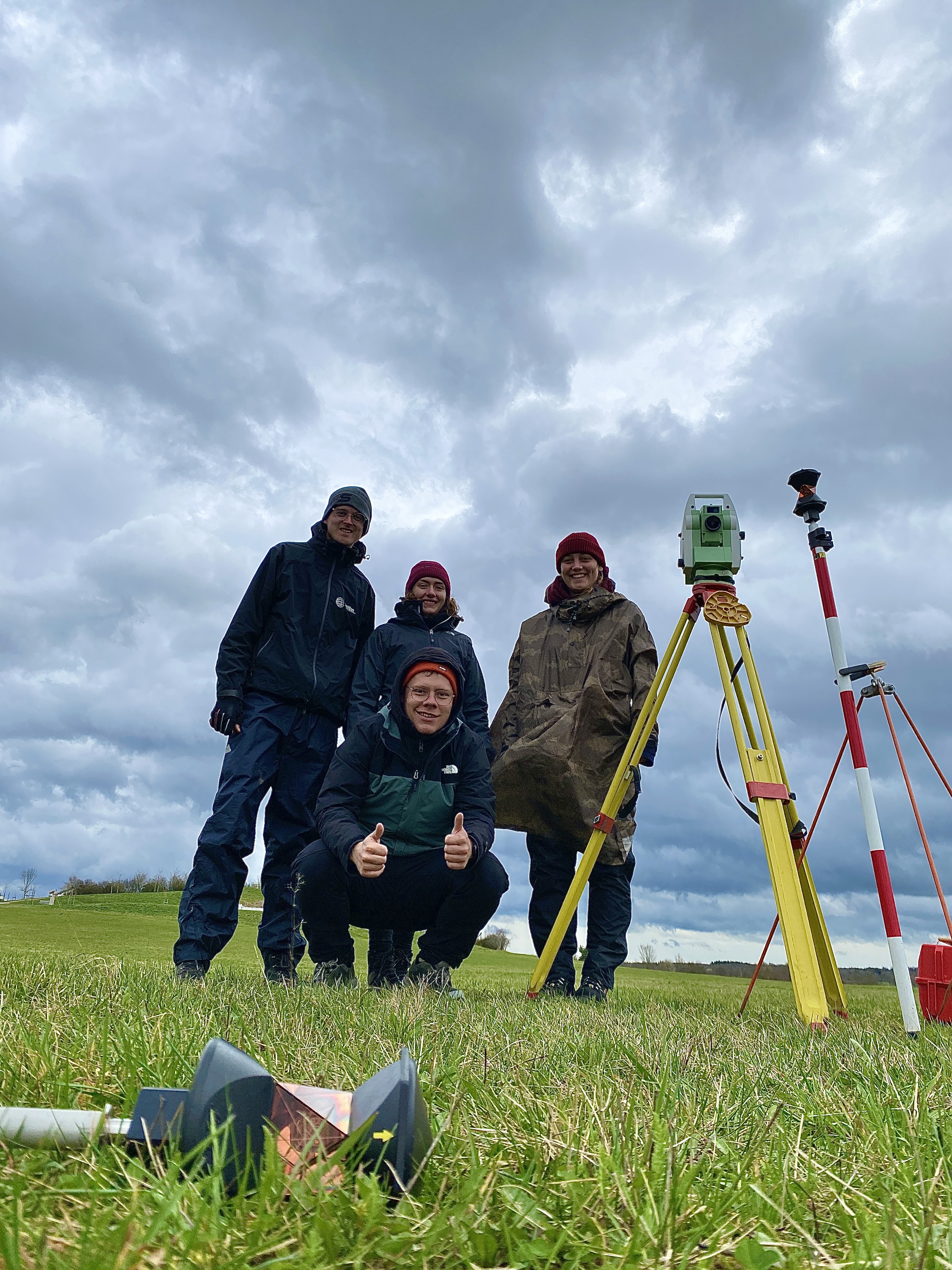 Gruppenfoto mit Messinstrrument