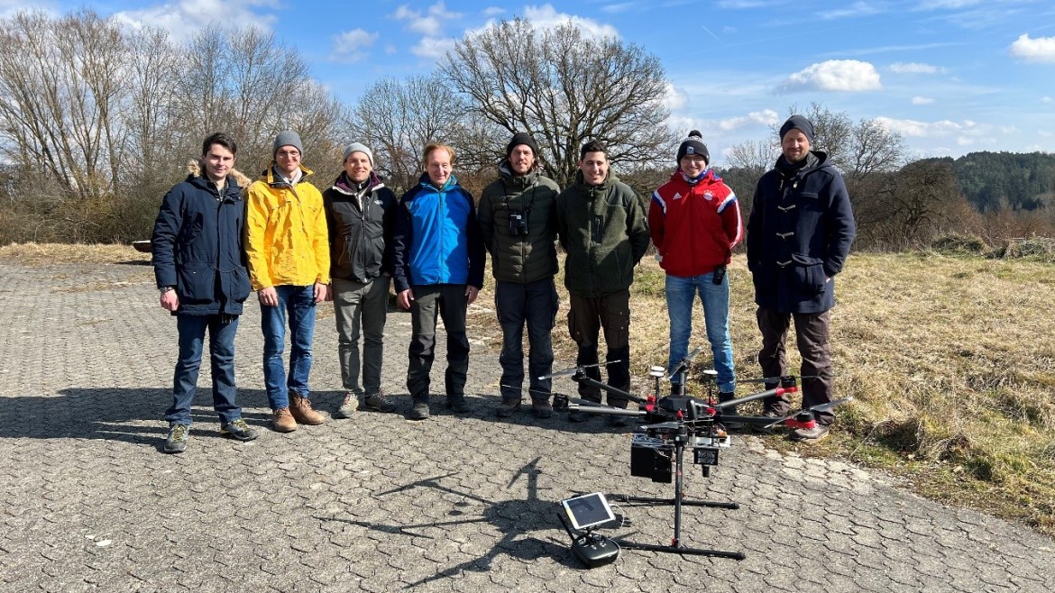 Das Messteam zusammen mit Vertretern der DBU und des Bundesforsts (Foto: Peter Krzystek) Gruppenbild mit Drohne