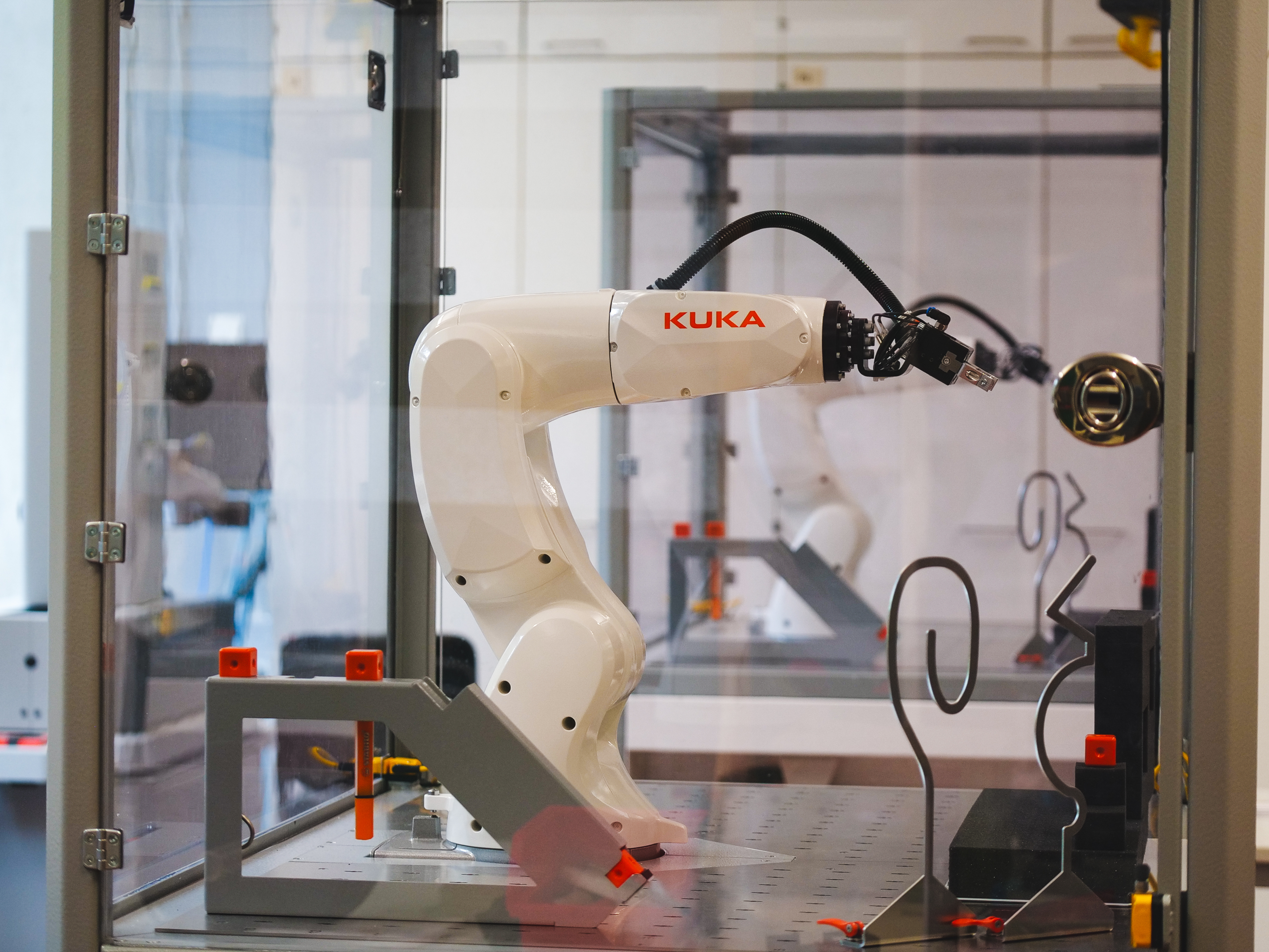 Labor für Fertigungstechnik - 6-Achs-Roboter